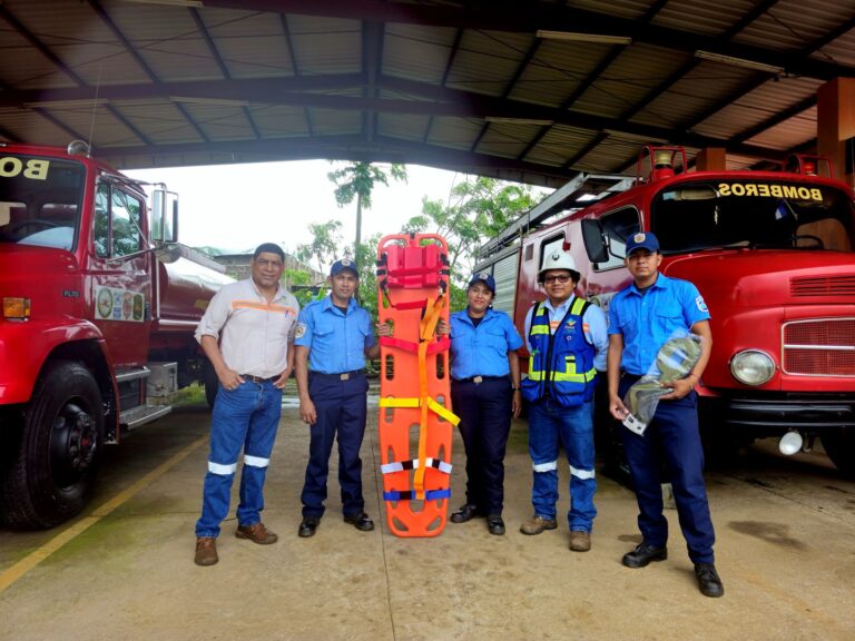 Entrega de Camilla con sus accesorios a Delegación de Bomberos de Santo Domingo, Chontales.